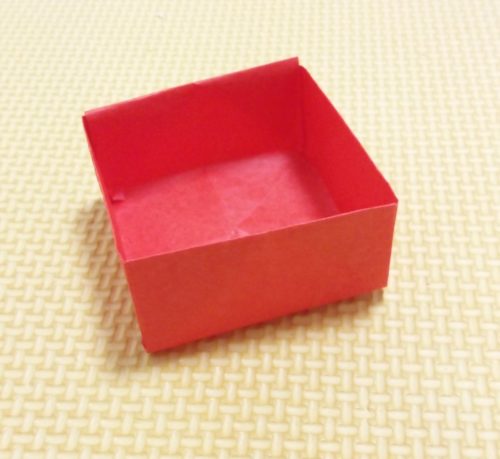 箱の折り方を簡単に 折り紙 正方形 で小物入れやゴミ入れにも