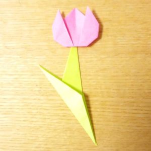 チューリップ折り紙の平面での折り方 簡単に花の茎も子供と作ろう Life Is Happy