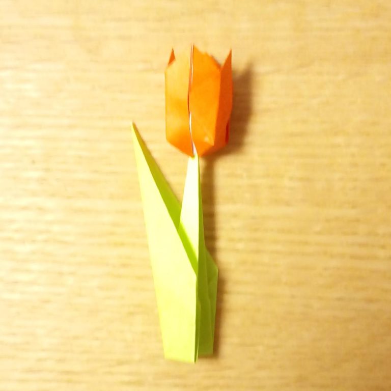 チューリップの立体の折り方を簡単に 折り紙の茎も合わせてお花に Life Is Happy