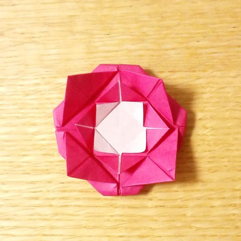 バラの折り紙で簡単な折り方 1枚使用で平面だから壁面飾りにも Life Is Happy